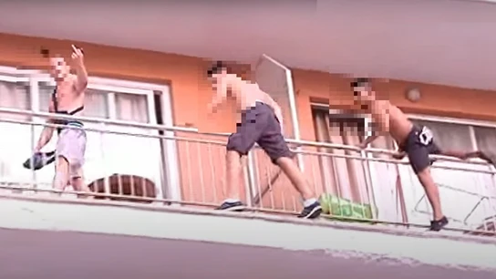 Tres turistas saltan de un balcón a otro en un hotel en Magaluf (Calvià). Tres turistas saltan de un balcón a otro en un hotel en Magaluf (Calvià).