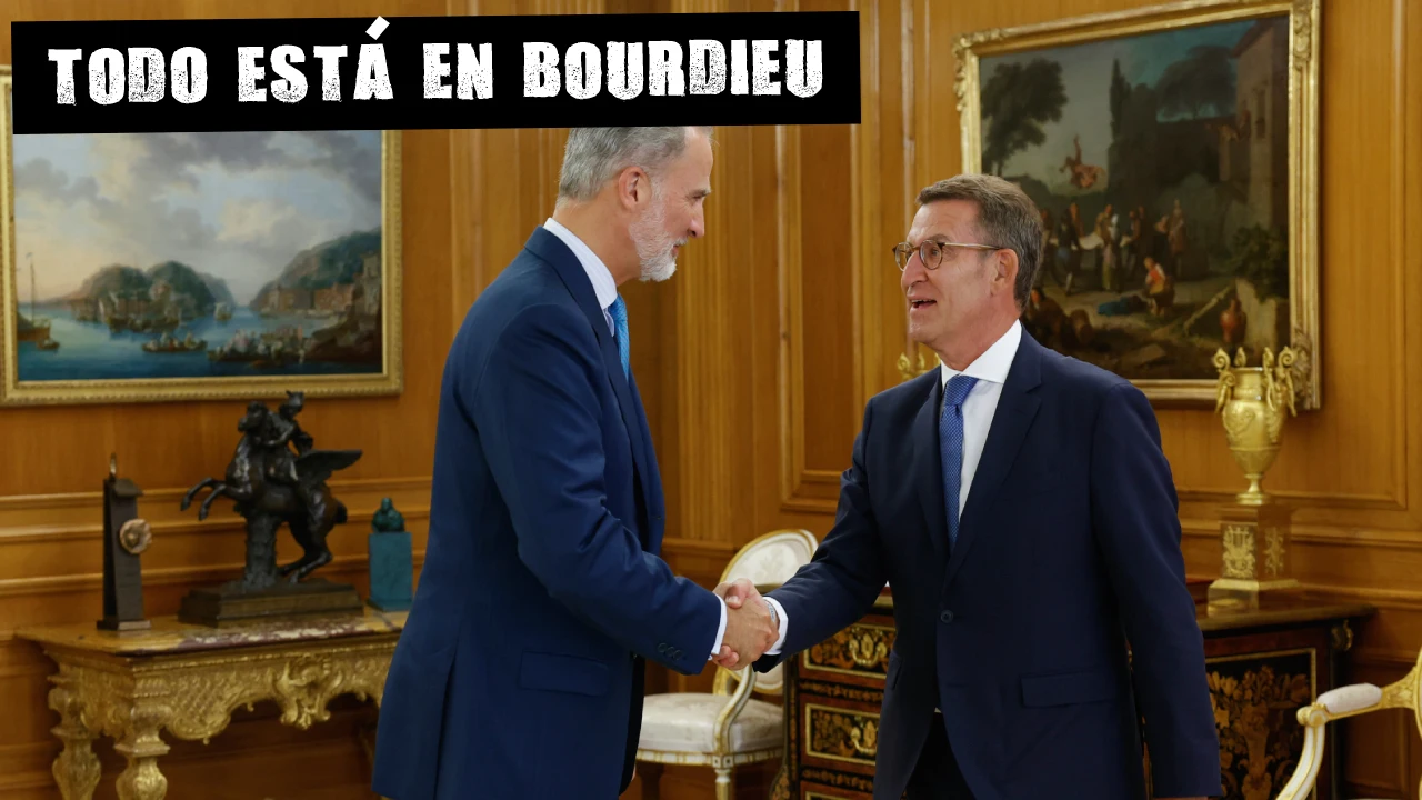 Felipe VI y Feijóo se dan la mano en el Palacio de la Zarzuela