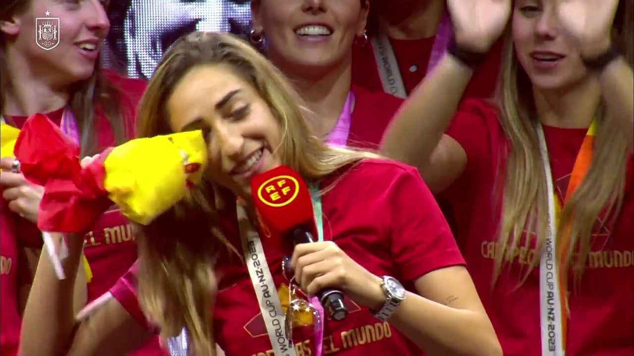 The spectacular ovation to Olga Carmona at the World Cup party in Spain
