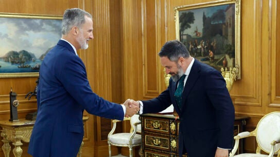 Imagen de archivo del rey Felipe VI con Santiago Abascal