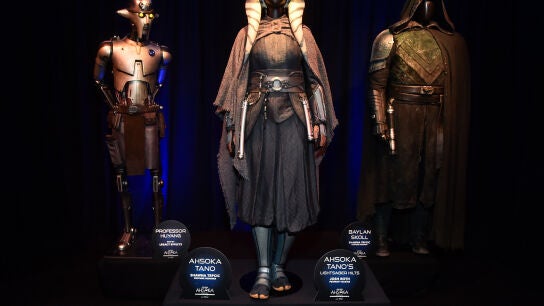 A la izquierda, el traje de Huyang ('Star Wars')