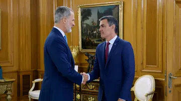 El rey Felipe VI recibe a Pedro Sánchez en Zarzuela, en el marco de la ronda de consultas con los partidos