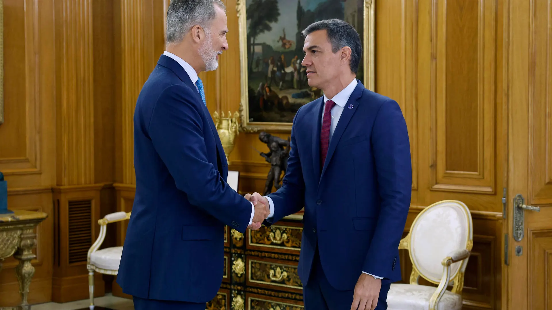 El rey Felipe VI recibe a Pedro Sánchez en Zarzuela, en el marco de la ronda de consultas con los partidos