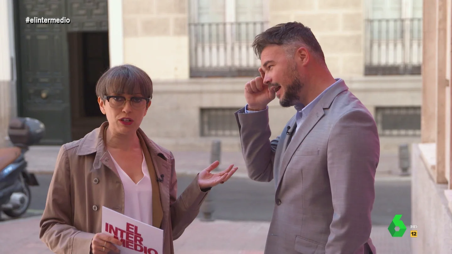 Del outfit "quinqui" de Rufián al crop top de Baldoví: los políticos confiesan a Thais Villas sus peores looks Del outfit "quinqui" de Rufián al crop top de Baldoví: los políticos confiesan a Thais Villas sus peores looks