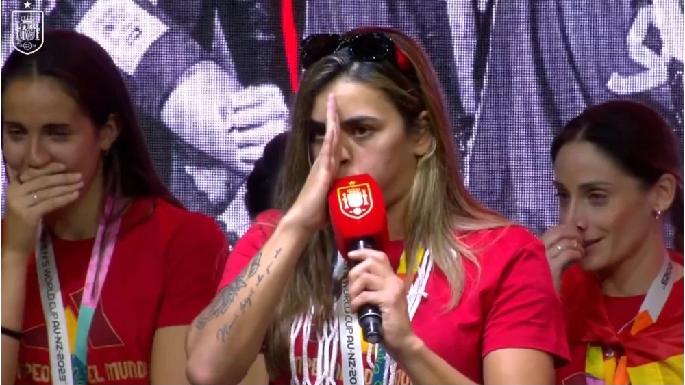 El show de Misa Rodríguez: se marcó un Pepe Reina e imita a un Ferrari