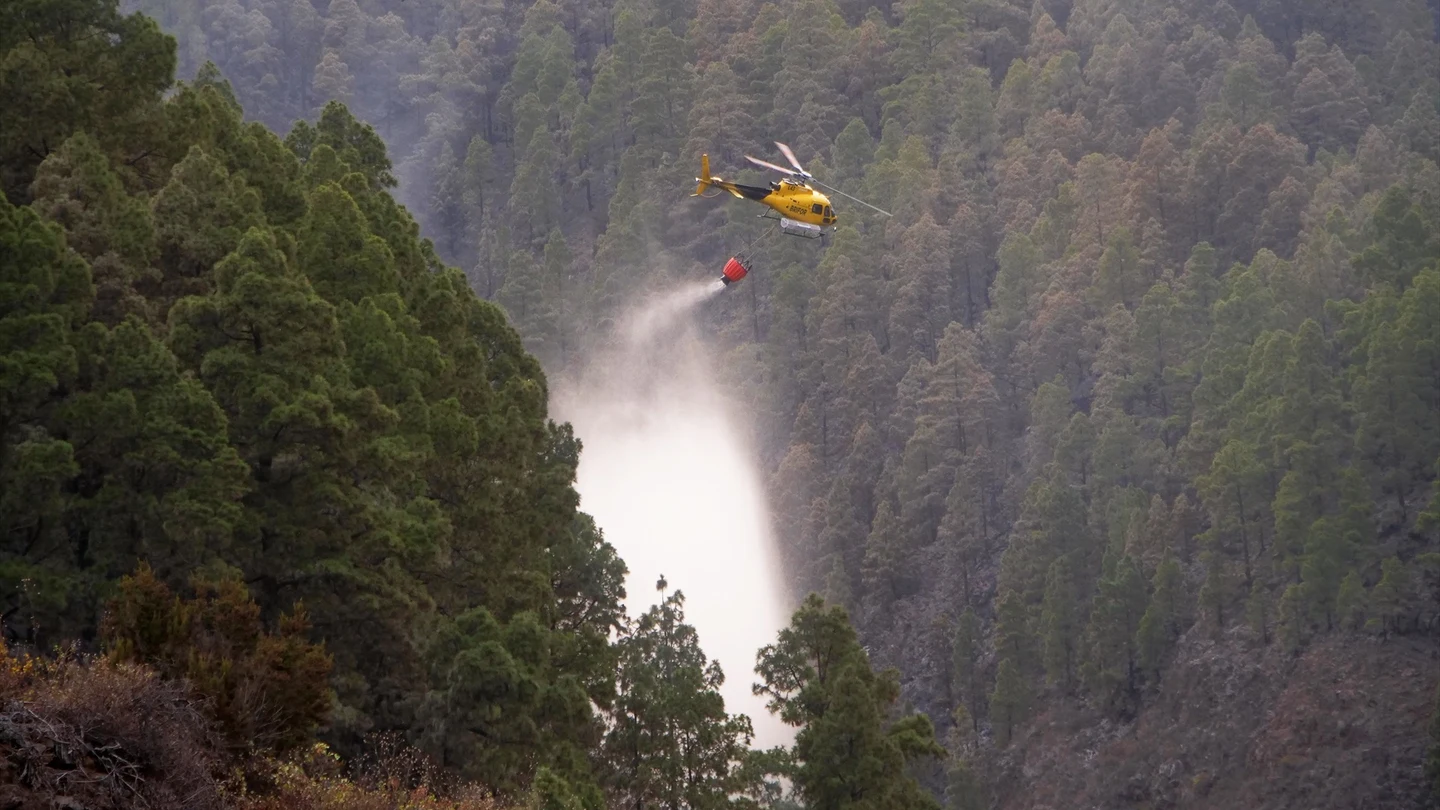 Un helicóptero que trabajaba en la extinción del incendio de Tenerife queda inoperativo tras recibir una pedrada Un helicóptero que trabajaba en la extinción del incendio de Tenerife queda inoperativo tras recibir una pedrada