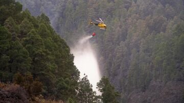Un helicóptero que trabajaba en la extinción del incendio de Tenerife queda inoperativo tras recibir una pedrada