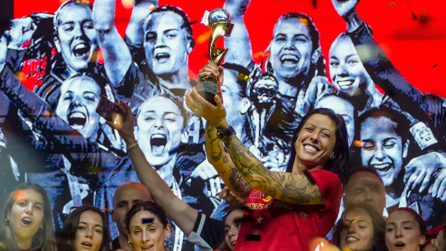 Jenni Hermoso, con el trofeo de campeona del mundo durante la celebración por el Mundial Jenni Hermoso, con el trofeo de campeona del mundo durante la celebración por el Mundial
