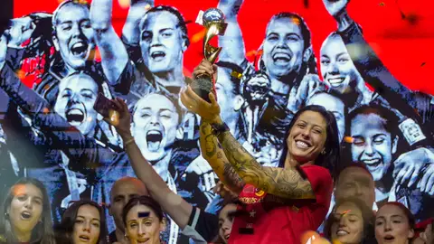 Jenni Hermoso, con el trofeo de campeona del mundo durante la celebración por el Mundial