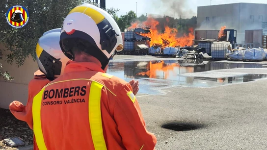 Efectivos de los Bombers intentan apagar el incendio producido en una nave de productos químicos Efectivos de los Bombers intentan apagar el incendio producido en una nave de productos químicos