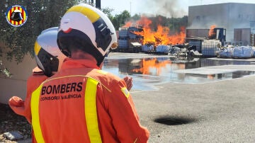 Efectivos de los Bombers intentan apagar el incendio producido en una nave de productos químicos