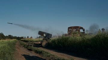 Soldados ucranianos disparan contra posiciones rusas cerca del frente en Bajmut