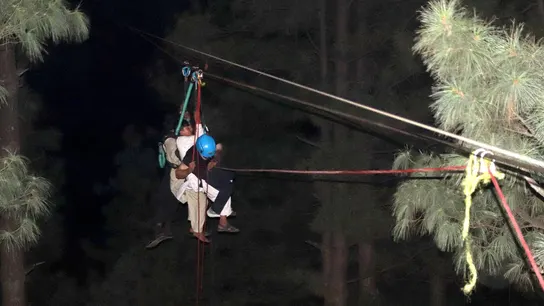 Rescatan a ocho personas, entre ellas seis niños, atrapadas en un teleférico suspendidos a más de 200 metros en Pakistán Rescatan a ocho personas, entre ellas seis niños, atrapadas en un teleférico suspendidos a más de 200 metros en Pakistán