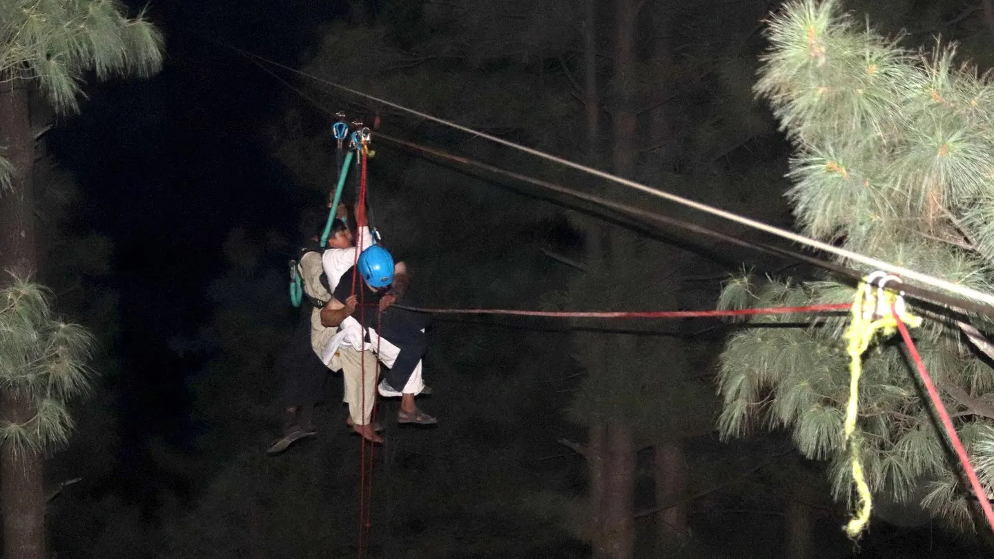 Rescatan a ocho personas, entre ellas seis niños, atrapadas en un teleférico suspendidos a más de 200 metros en Pakistán Rescatan a ocho personas, entre ellas seis niños, atrapadas en un teleférico suspendidos a más de 200 metros en Pakistán
