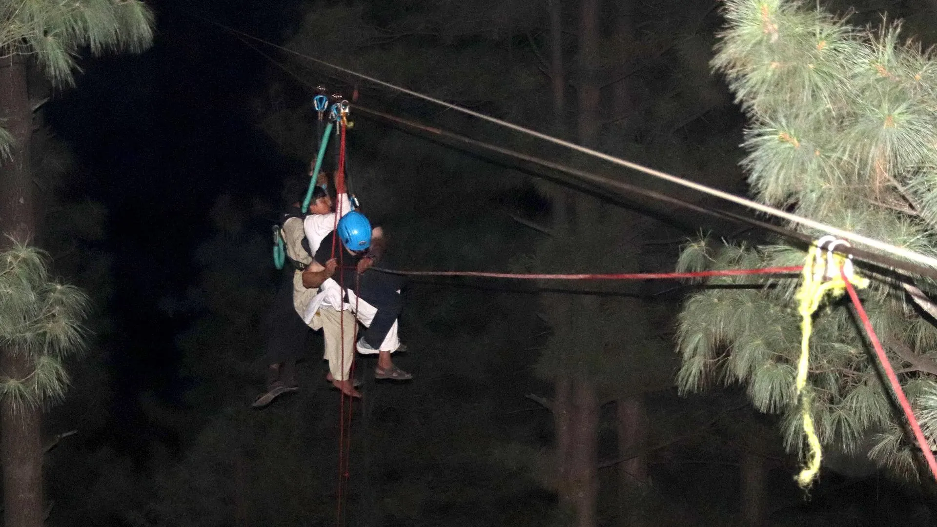 Rescatan a ocho personas, entre ellas seis niños, atrapadas en un teleférico suspendidos a más de 200 metros en Pakistán