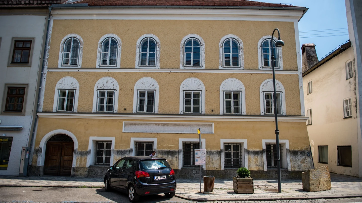 La casa de Hitler transformada en una comisaría de Policía La casa de Hitler transformada en una comisaría de Policía