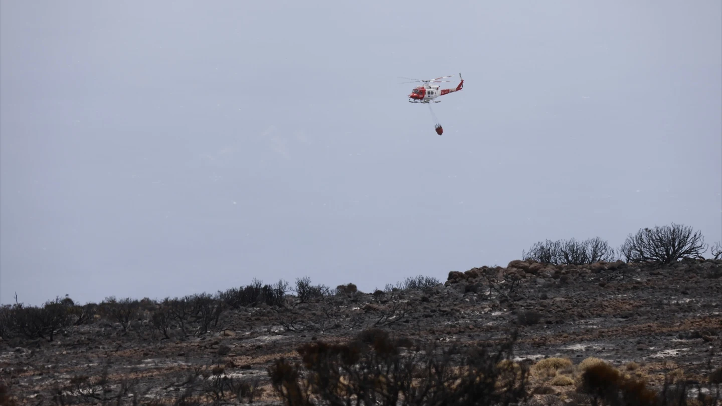 Un helicóptero sobrevuela por encima de la vegetación afectada con motivo del incendio, a 24 de agosto de 2023, en Tenerife, Islas Canarias (España) Un helicóptero sobrevuela por encima de la vegetación afectada con motivo del incendio, a 24 de agosto de 2023, en Tenerife, Islas Canarias (España)