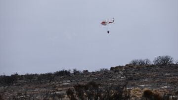 Un helicóptero sobrevuela por encima de la vegetación afectada con motivo del incendio, a 24 de agosto de 2023, en Tenerife, Islas Canarias (España)