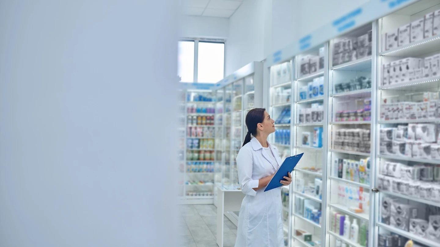 Farmacéutica revisando medicamentos en una farmacia. Farmacéutica revisando medicamentos en una farmacia.
