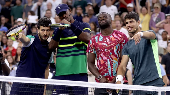 Sebastian Yatra, el jugador de la NBA Jimmy Butler del Miami Heat, Frances Tiafoe y Carlos Alcaraz de España participan en el partido de exhibición Estrellas del Abierto en beneficio de Ucrania en el Centro Nacional de Tenis Billie Jean King de la USTA Sebastian Yatra, el jugador de la NBA Jimmy Butler del Miami Heat, Frances Tiafoe y Carlos Alcaraz de España participan en el partido de exhibición Estrellas del Abierto en beneficio de Ucrania en el Centro Nacional de Tenis Billie Jean King de la USTA
