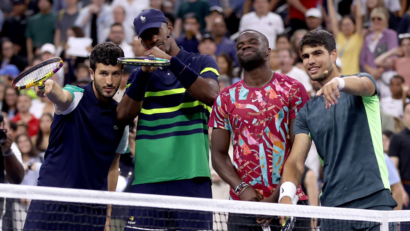 Sebastian Yatra, el jugador de la NBA Jimmy Butler del Miami Heat, Frances Tiafoe y Carlos Alcaraz de España participan en el partido de exhibición Estrellas del Abierto en beneficio de Ucrania en el Centro Nacional de Tenis Billie Jean King de la USTA