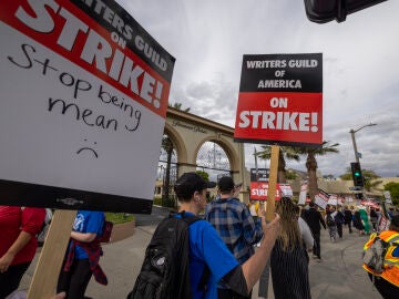These are the 7 proposals from film and TV producers to scriptwriters to end the strike