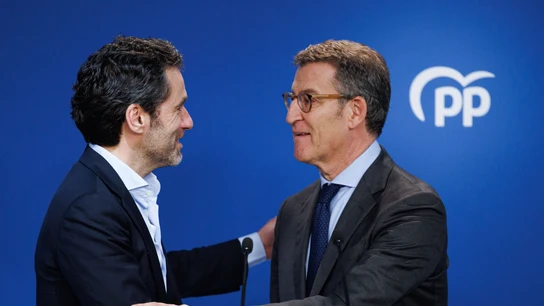 Borja Sémper y Alberto Núñez Feijóo se dan la mano Borja Sémper y Alberto Núñez Feijóo se dan la mano