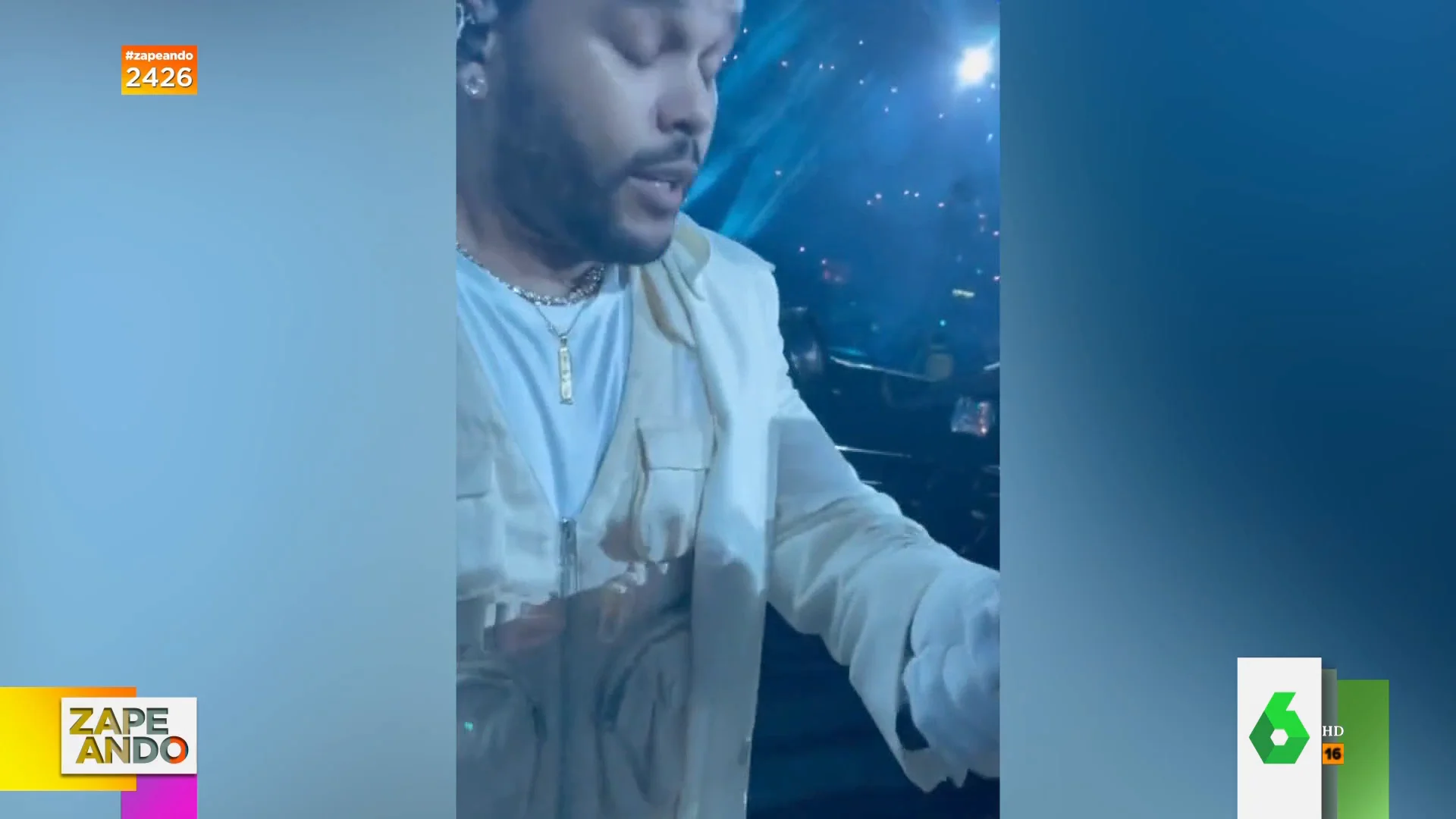 La cara de circunstancias de The Weeknd cuando le acerca el micro a una fan y la escucha cantar