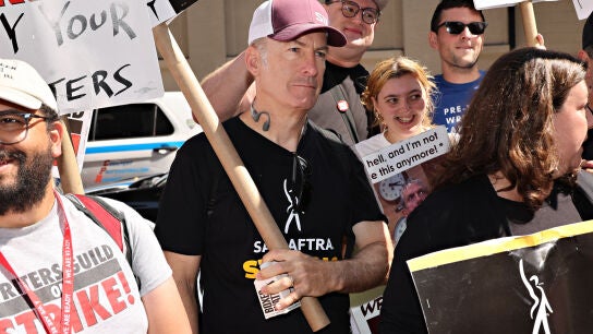 Bob Odenkirk, en uno de los piquetes de Hollywood en el marco de las huelgas de guionistas, actores y actrices