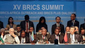Narendra Modi, Cyril Ramaphosa y Xi Jimping, en la cumbre de los BRICS en Sudáfrica en 2023