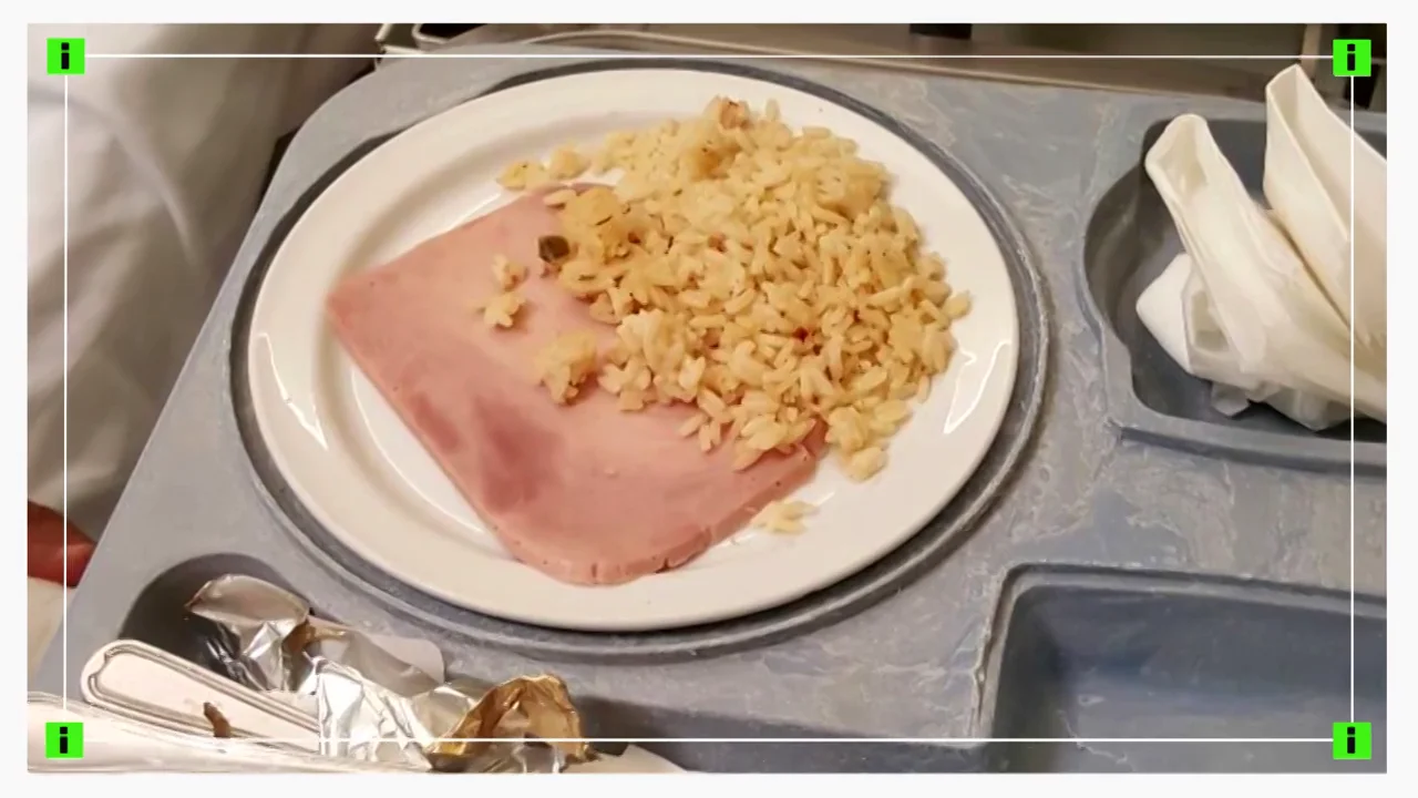 De merluza con olor a amoniaco a tortilla que rebota: las indignantes condiciones de la comida en un hospital