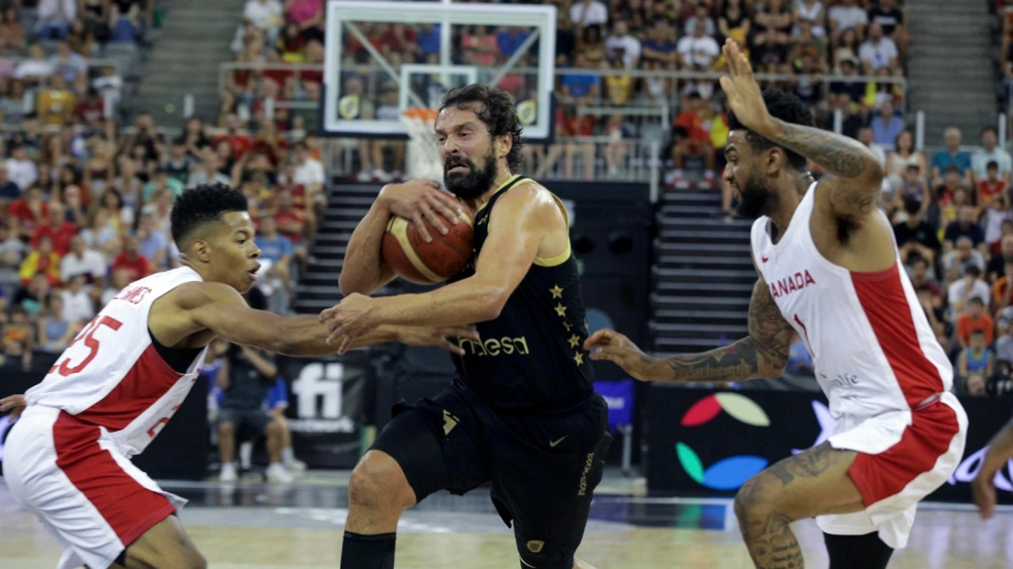 Sergio Llull defendido por dos jugadores canadienses Sergio Llull defendido por dos jugadores canadienses