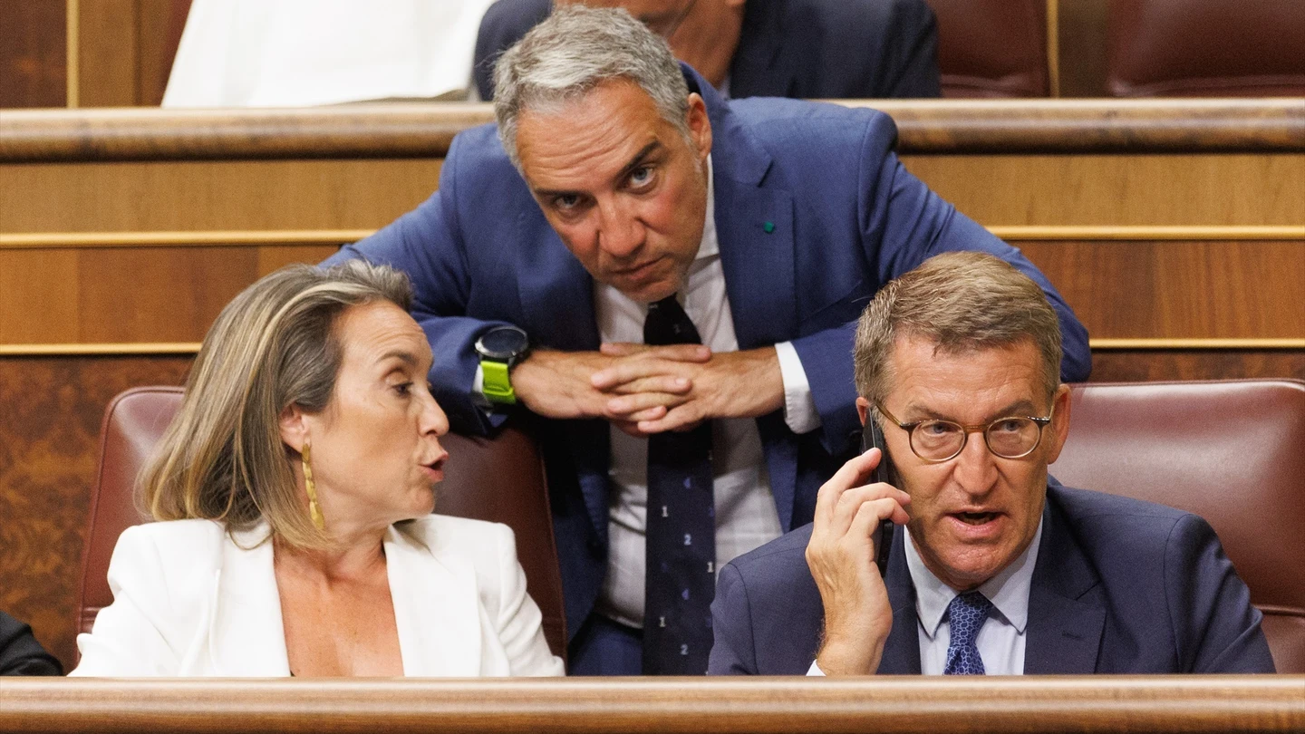 La secretaria general del Partido Popular, Cuca Gamarra, el coordinador general del PP, Elías Bendodo, y el presidente del Partido Popular, Alberto Núñez Feijóo. La secretaria general del Partido Popular, Cuca Gamarra, el coordinador general del PP, Elías Bendodo, y el presidente del Partido Popular, Alberto Núñez Feijóo.