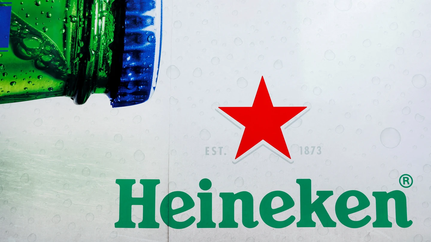 Imagen de archivo del logotipo de Heineken en un camión de reparto. Imagen de archivo del logotipo de Heineken en un camión de reparto.