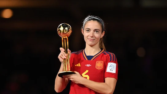Aitana Bonmatí, con el premio a mejor jugadora del Mundial Aitana Bonmatí, con el premio a mejor jugadora del Mundial