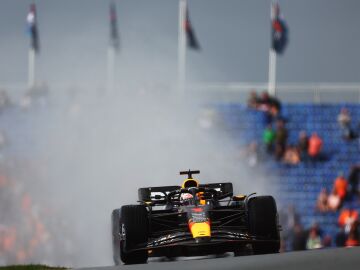 Max Verstappen no dio opción y logró su tercera pole en Zandvoort
