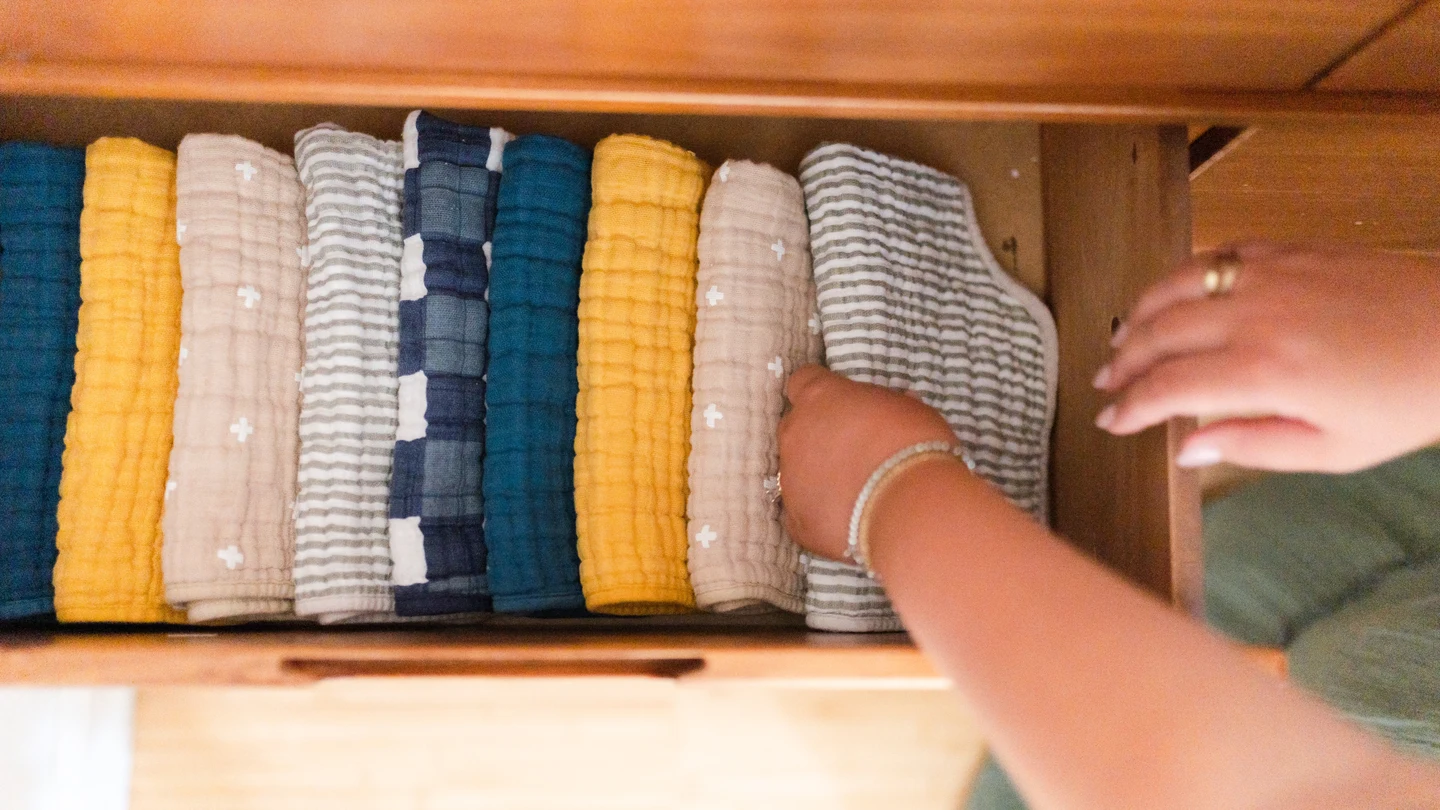 Trucos para que tu ropa ocupe menos en los armarios y no se arrugue Trucos para que tu ropa ocupe menos en los armarios y no se arrugue