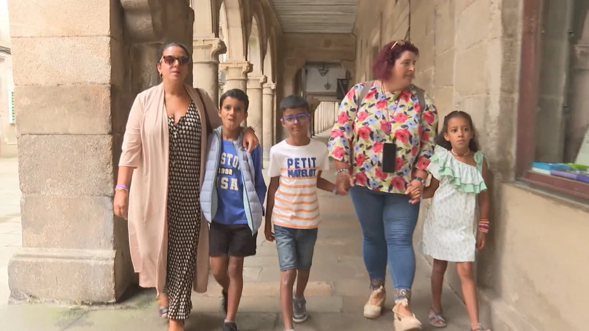 Un grupo de niños con sus madres de acogida en Galicia.