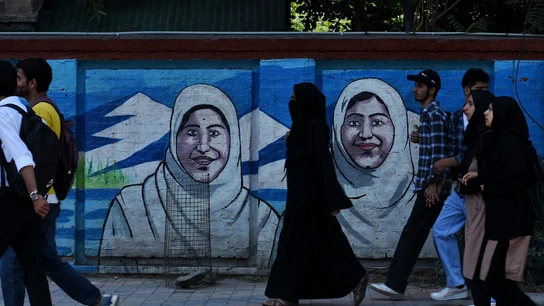 Imagen de archivo de mujeres musulmanas con 'Hijab' caminan después de asistir a su universidad en Srinagar, India. Imagen de archivo de mujeres musulmanas con 'Hijab' caminan después de asistir a su universidad en Srinagar, India.