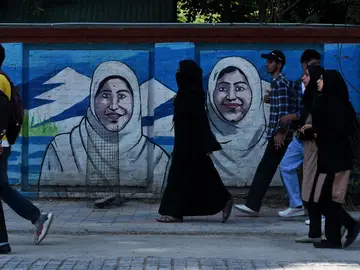 Imagen de archivo de mujeres musulmanas con &#39;Hijab&#39; caminan después de asistir a su universidad en Srinagar, India.