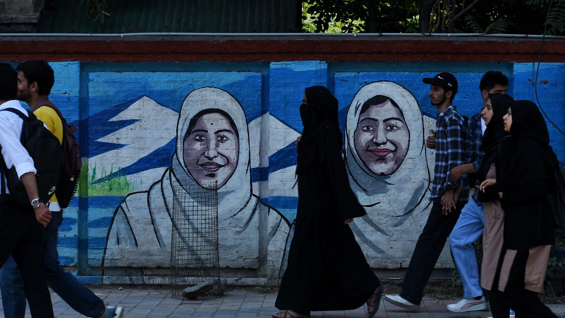 Imagen de archivo de mujeres musulmanas con &#39;Hijab&#39; caminan después de asistir a su universidad en Srinagar, India.