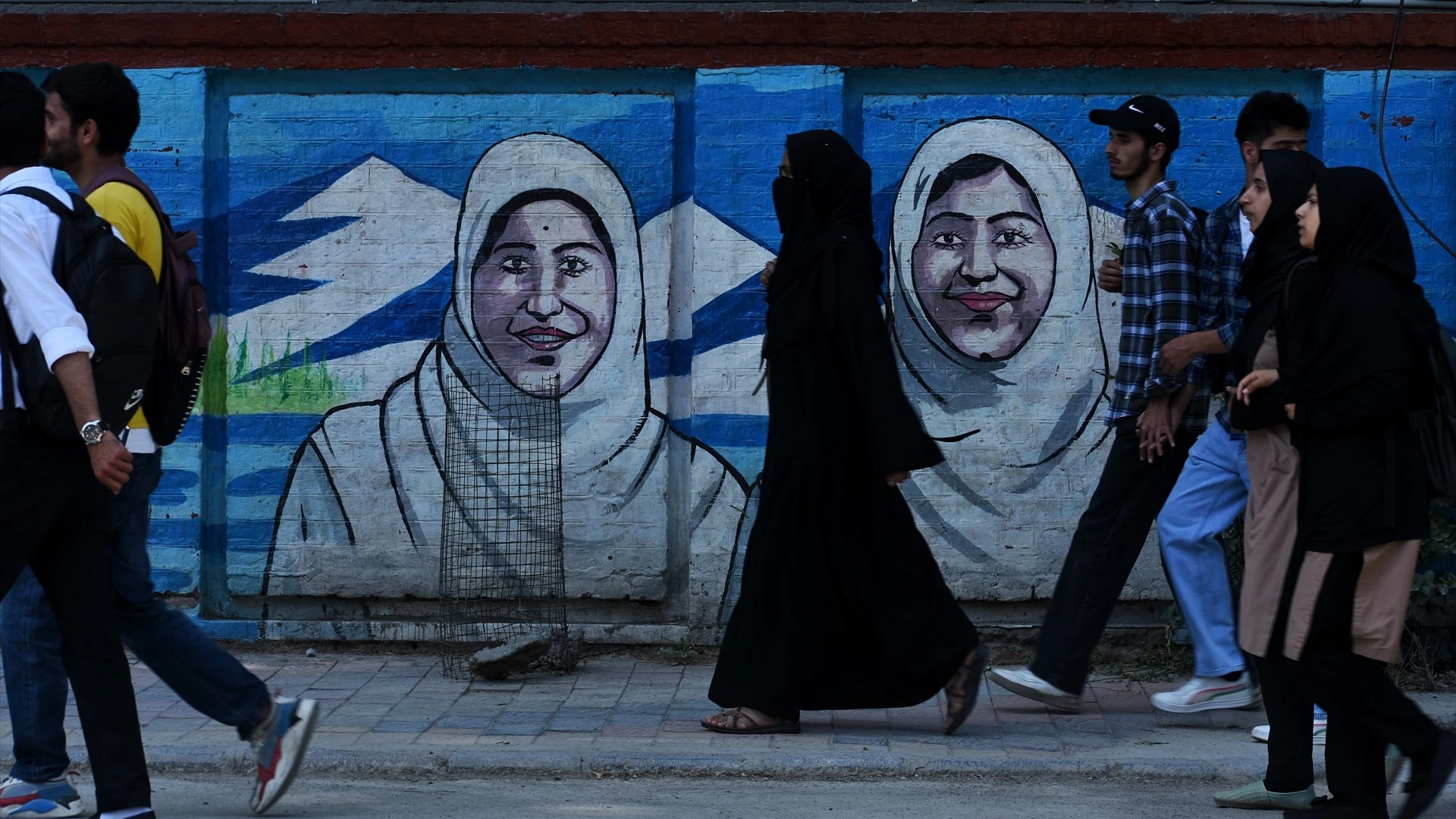 Imagen de archivo de mujeres musulmanas con 'Hijab' caminan después de asistir a su universidad en Srinagar, India.