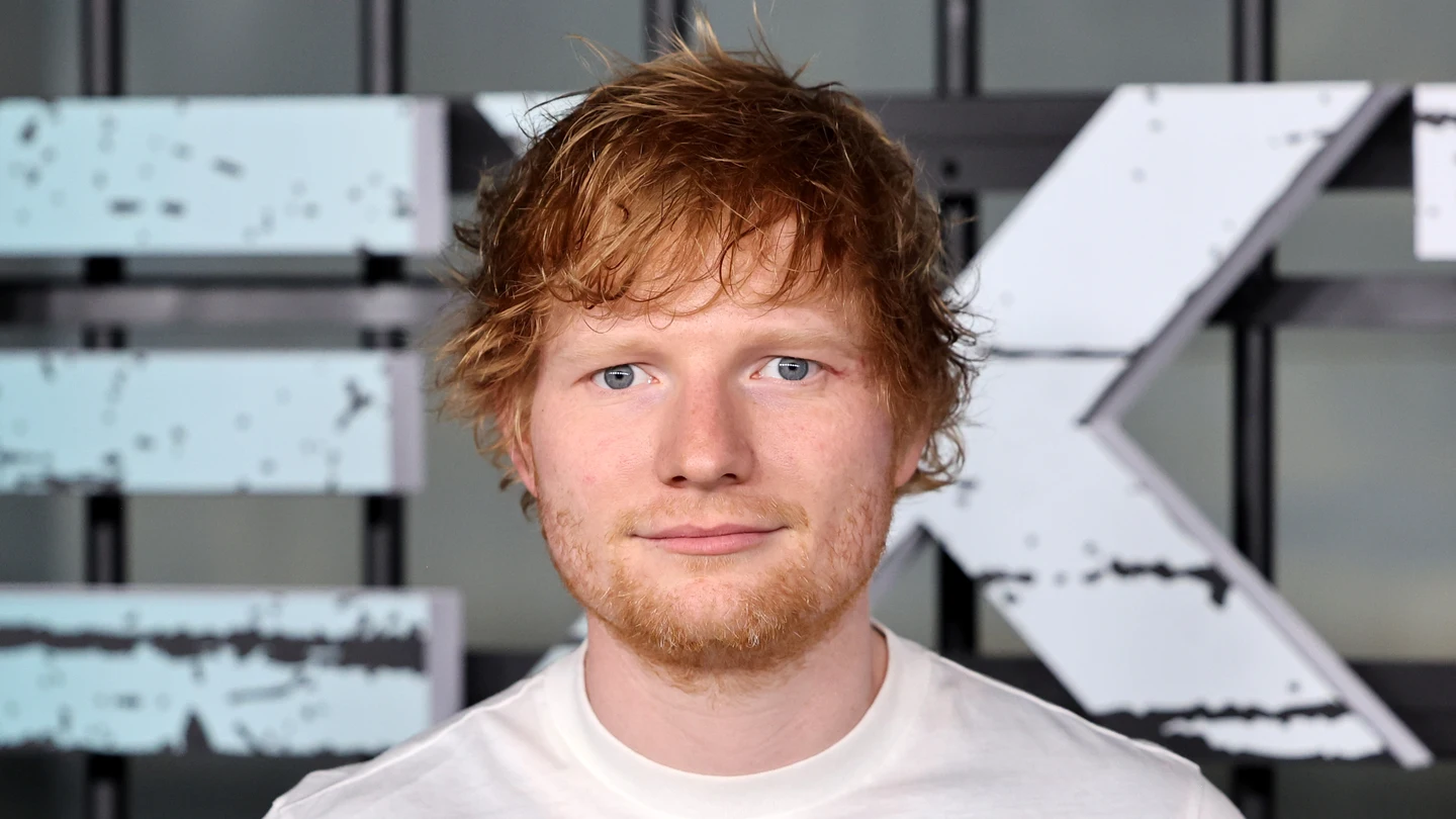 Ed Sheeran se convierte en camarero de una famosa cafetería para promocionar su nuevo álbum, 'Autumn Variations' Ed Sheeran se convierte en camarero de una famosa cafetería para promocionar su nuevo álbum, 'Autumn Variations'