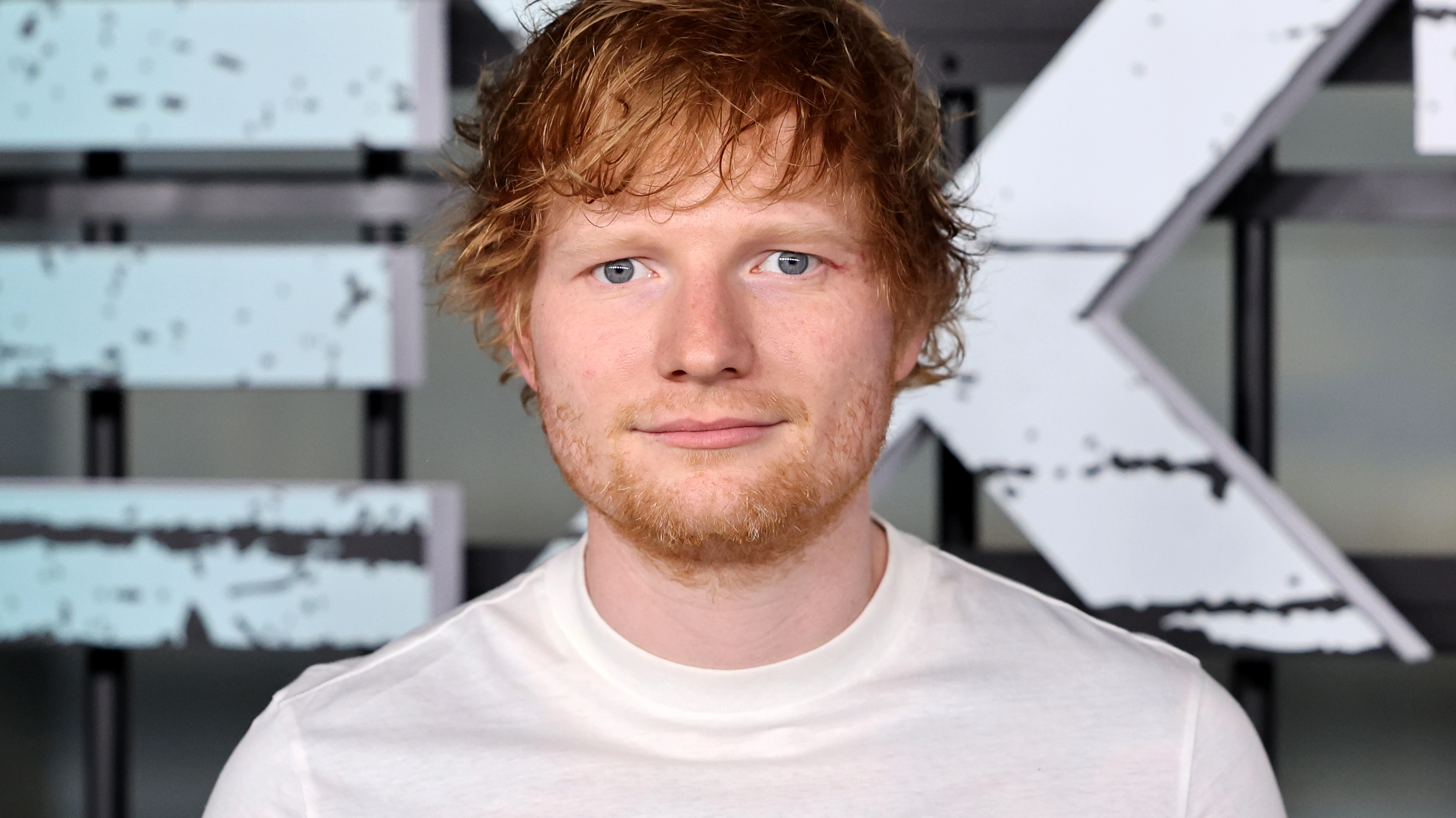 Ed Sheeran se convierte en camarero de una famosa cafetería para promocionar su nuevo álbum, 'Autumn Variations'