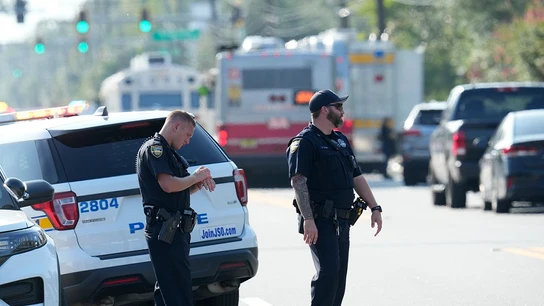 Dos agentes en el lugar del tiroteo Dos agentes en el lugar del tiroteo