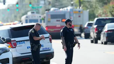 Dos agentes en el lugar del tiroteo