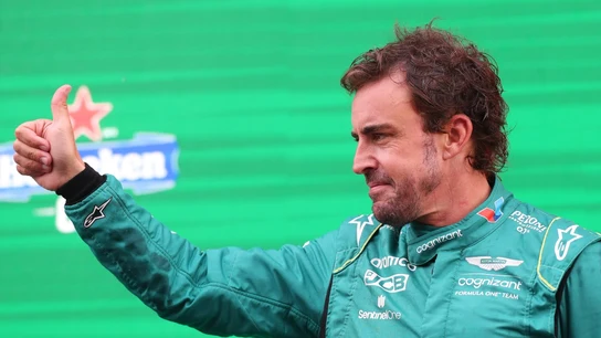 Fernando Alonso realiza un gesto de aprobación Fernando Alonso realiza un gesto de aprobación