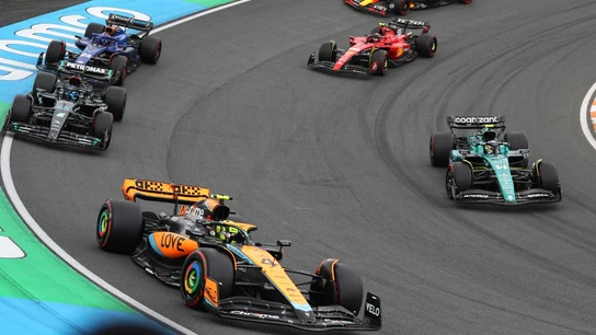Fernando Alonso se cuela en la curva 3 Fernando Alonso se cuela en la curva 3