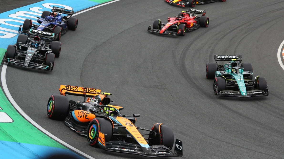 Fernando Alonso se cuela en la curva 3