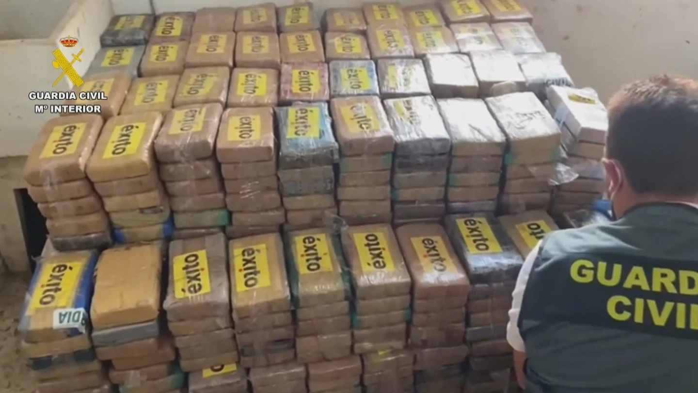 La Guardia Civil halla más de 800 kilos de cocaína en un polígono de Granada con envoltorios con la palabra 'Éxito' La Guardia Civil halla más de 800 kilos de cocaína en un polígono de Granada con envoltorios con la palabra 'Éxito'